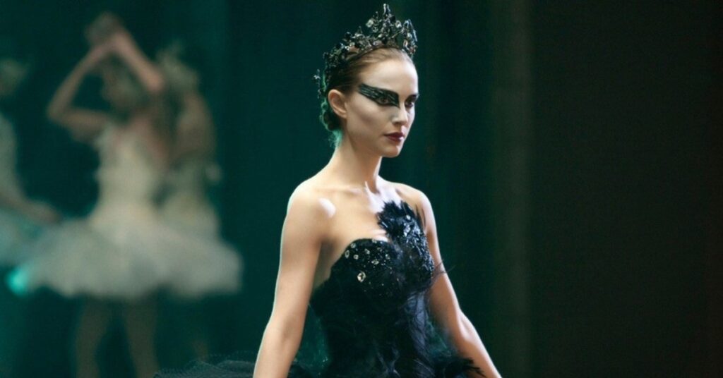 โกดังหนังรีวิว - Black Swan กว่าที่ดาราอย่าง Natalie Portman  นั้นจะกวาดรางวัลดารานำหญิงมาจากหลายๆ เวทีนั้นไม่ใช่เรื่องง่ายเลย  เพราะเธอนั้นถึงขนาดลดน้ำหนักลงไป 20 ปอนด์